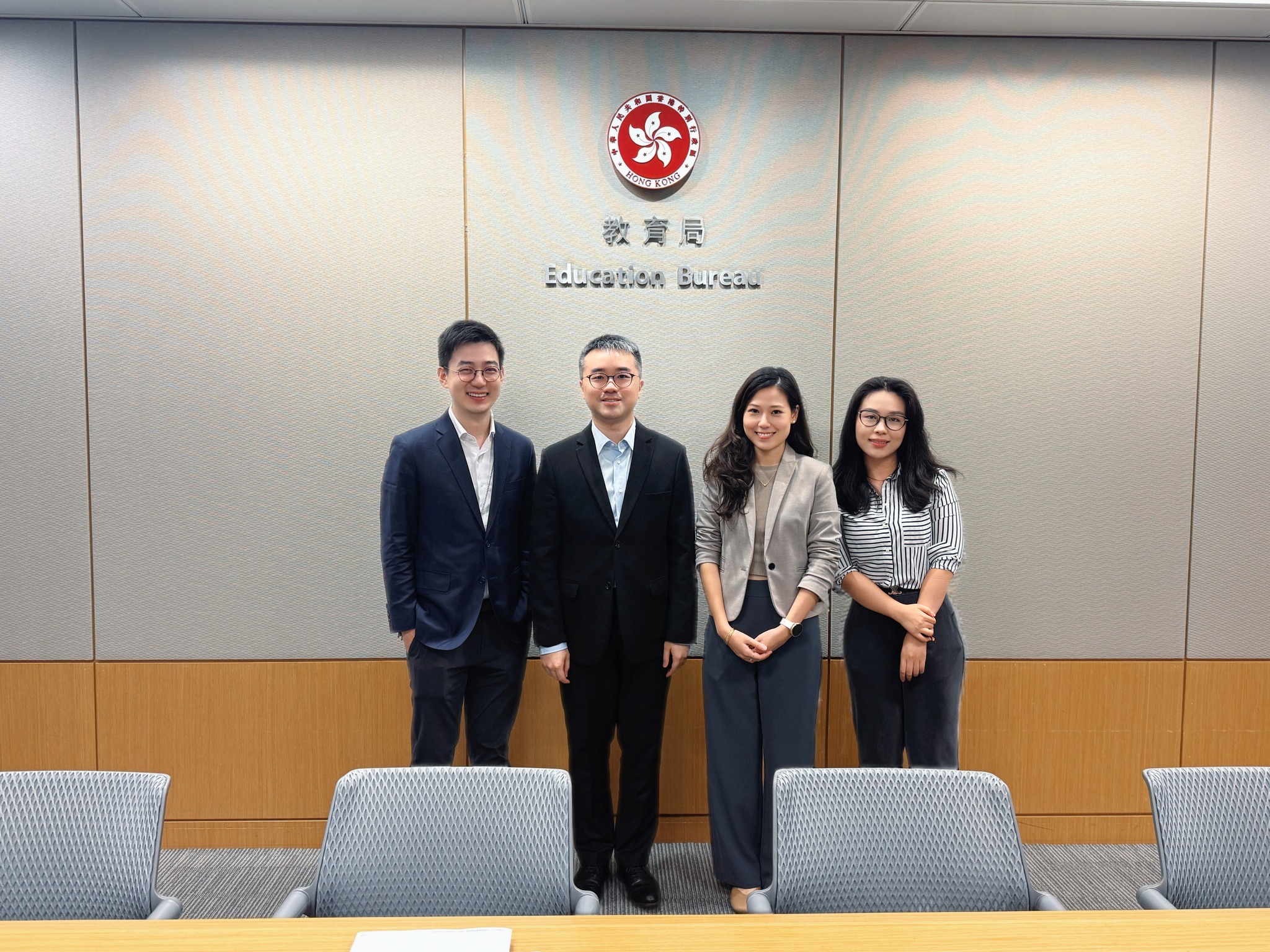 ESSAi 共同创办人何杏研以未来经济学院(HKFEI)名誉研究员身份,与教育局副局长施俊辉博士, JP 就《中小学数字教育发展蓝图》的校本实施方向交流。